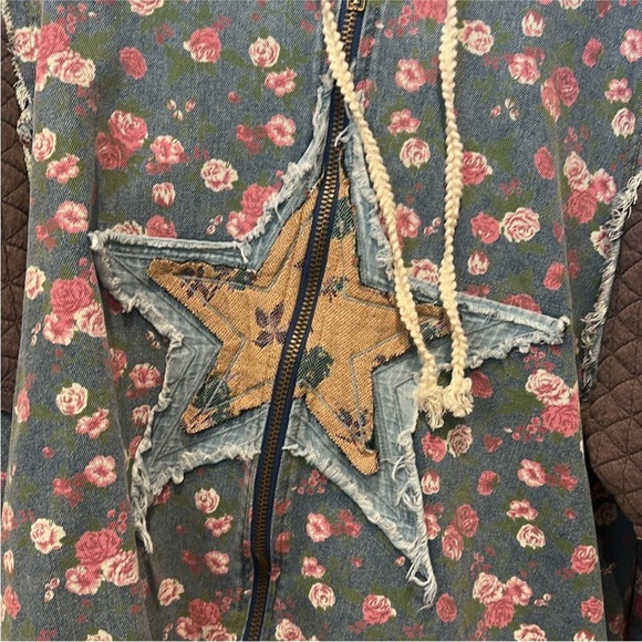 POL Blue Floral Jean Jacket with Star Patch - Picture 5 of 9